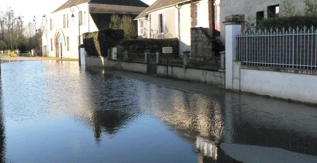 photo  les fortes précipitations ont obligé la municipalité de vivoin à fermer jusqu’à nouvel ordre la route de maresché à toute circulation. la d26 en direction de beaumont et également partiellement inondée.  &copy;  ouest-france 