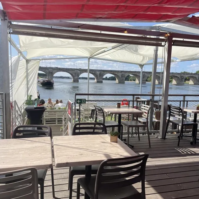 Le bateau-restaurant espère pouvoir rouvrir rapidement. Bar-restaurant Sur les quais photo le bateau-restaurant espère pouvoir rouvrir rapidement. © bar-restaurant sur les quais