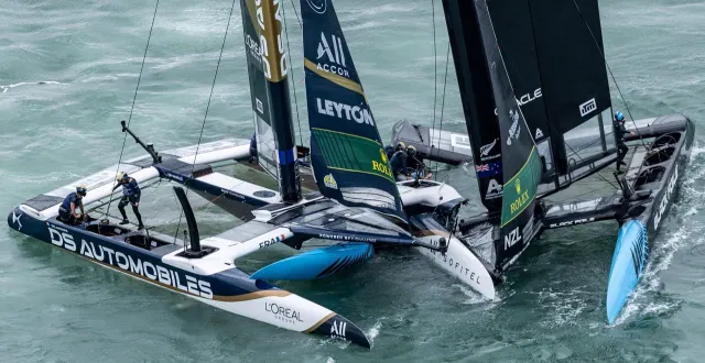 photo  vue aérienne après l’accident entre les bateaux français et néo-zélandais, samedi 14 février à auckland.  &copy;  simon bruty for sailgp 