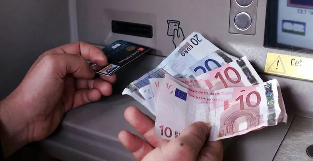 photo  le mode opératoire : récupérer les cartes bancaires des personnes âgées en se faisant passer pour leur conseiller puis retirer de l’argent ou faire des achats. illustration.  &copy;  franck dubray / archives ouest-france 