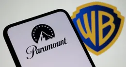 actu cin&eacute;ma  sur cette photo d’illustration, le logo de paramount apparaît sur un téléphone portable avec le logo de warner bros. en arrière-plan. 
