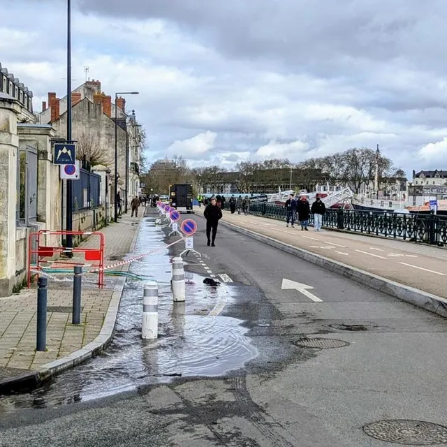 photo le stationnement quai des carmes, à angers, a également été interdit ce mardi 17 février 2026.  ©  ouest-france