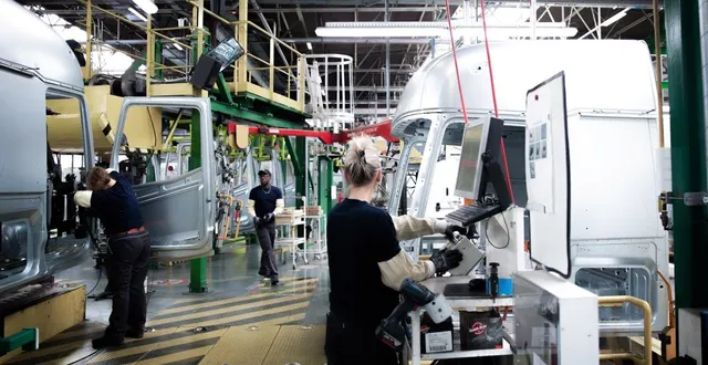 photo  les camions électriques, tels que ceux que produit renault trucks, à blainville-sur-orne, près de caen, doivent permettre de réduire le bilan carbone toujours très élevé du transport routier.  &copy;  lou benoist / afp 