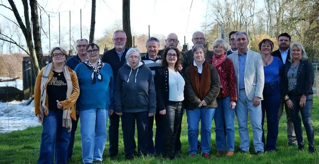 photo  la liste « unis pour la chartre » : au 1er rang : béatrice granger, sophie manceau, annette foussard, émilie lambert, dominique gille, brigitte murset, michel dutheil, sandrine faguet, anita menant. au 2e rang : pascal tafforeau, guy desiles, dominique bordier, jean-luc aubert, christophe rétif, christian fournier et sofiane kissoum.  &copy;  ouest-france 