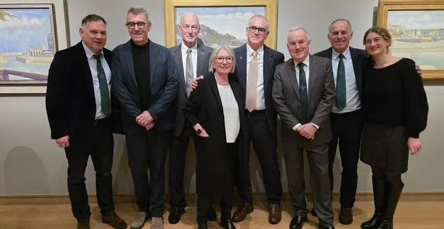 photo  des personnalités et des représentants de port-en-bessin-huppain (calvados) lors du vernissage de l’exposition « seurat et la mer », à londres (grande-bretagne). de gauche à droite : paddy o’connell, thierry léonnec, dave shorrock, any allard, christophe van roye, allen withington, bob perry et mathilde allard pour la traduction.  &copy;  courtauld gallery 
