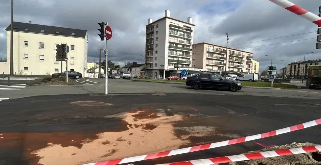 photo  le mans, mardi 17 février 2026. la sortie de route s’est produite dans le rond-point entre l’avenue georges-durand et le boulevard clemenceau, à l’angle du restaurant quick.  &copy;  le maine libre 