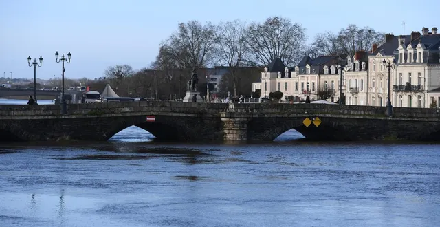 photo  le pont de verdun à angers, avec un niveau qui approche les 5m90.  &copy;  co - josselin clair 