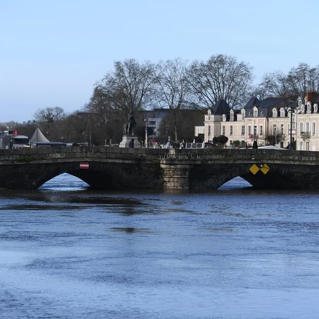 Le pont de Verdun à Angers, avec un niveau qui approche les 5m90. CO - Josselin CLAIR photo le pont de verdun à angers, avec un niveau qui approche les 5m90. © co - josselin clair