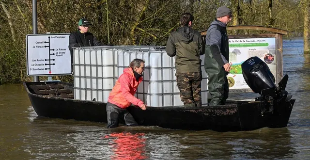 photo  éric et éline chalin ont acheminé leur production de lait jusqu’à la terre ferme, mardi 17 février matin, à rochefort-sur-loire.  &copy;   photo courrier de l’ouest - laurent combet 