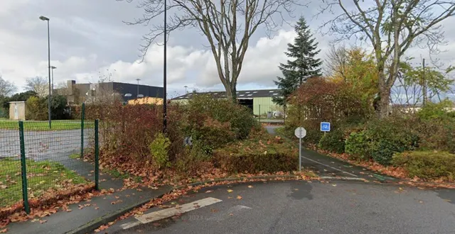 photo  les faits se sont produits au niveau de la piste cyclable de l’ancienne patinoire.  &copy;  google street view 