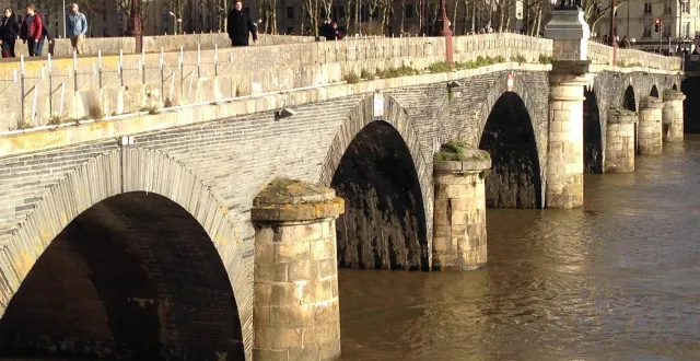photo  à angers, le niveau de la maine est monté de telle sorte qu’il risque de submerger le pont de verdun.  &copy;  archives ouest-france. 