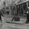 photo  en janvier 1995, angers subit les crues de l’oudon et de la mayenne, et l’eau envahit la ville. sur la photo d’époque, les secours évacuent une personne âgée dans le quartier doutre. 