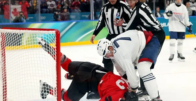 photo  pierre crinon (en blanc) s’est battu avec le canadien tom wilson, dimanche à milan.  &copy;  getty images via afp 