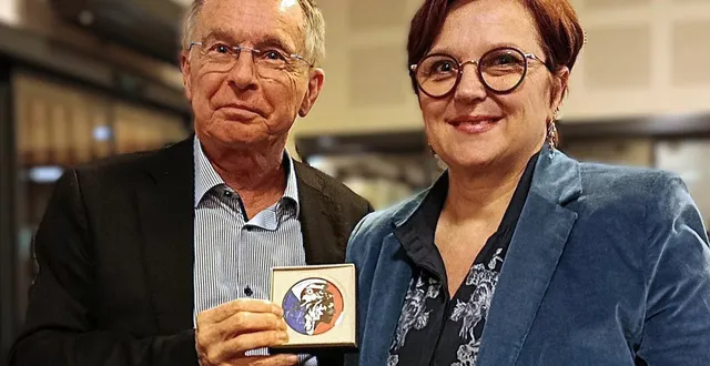 photo  jean-christophe arluison a reçu, avec une certaine surprise, la médaille du sénat remise par corinne bourcier, sénatrice du maine-et-loire.  &copy;  co 
