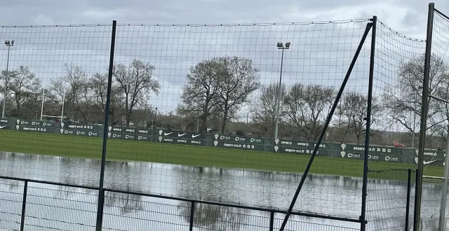 photo  le terrain principal d’entraînement de la baumette en partie inondé, ce mardi 17 février.  &copy;  ouest france 