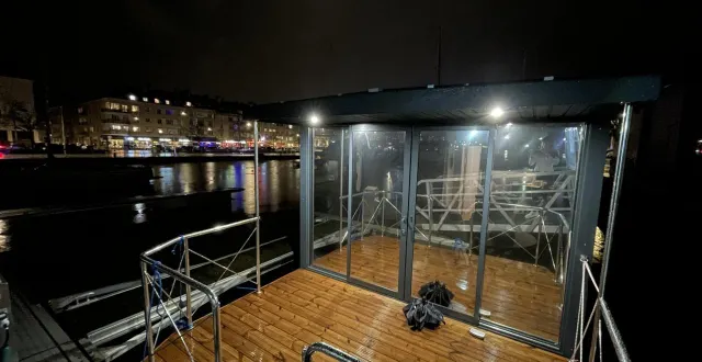 photo  cette tiny house se compose d’un rooftop et d’une petite terrasse en bois à l’avant.  &copy;  ouest-france 