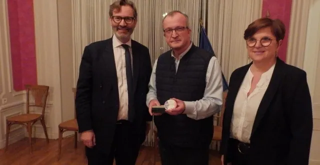 photo  pascal crossouard entouré du sénateur angevin emmanuel chapus et de la sénatrice des mauges corinne bourcier.  &copy;  co 