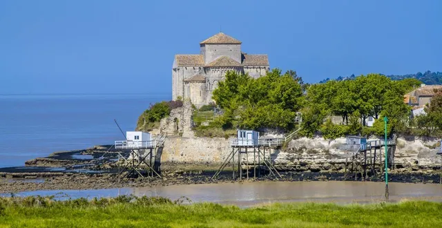 photo  talmont sur gironde, l’une des cinq communes de charente-maritime classée parmi les plus beaux villages de france.  &copy;  istock - esperanza33 