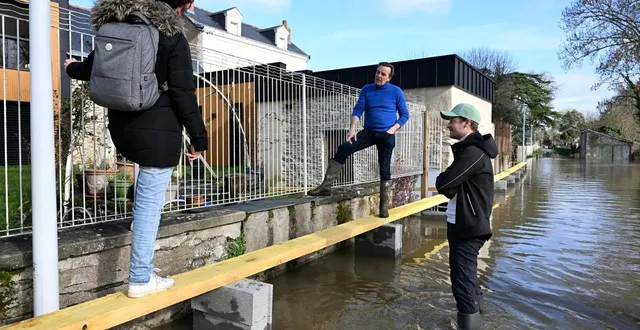 photo  sainte-gemmes-sur-loire, le 17 février 2026. promenade de belle-rive, les riverains s’épaulent pour faire face à la montée des eaux.  &copy;  co - josselin clair 