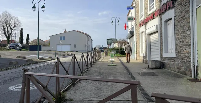 photo  à rouans, ce mardi 17 février, les habitants croisés sont encore abasourdis par la nouvelle de l’assassinat de killian morel, 21 ans.  &copy;  ouest-france 