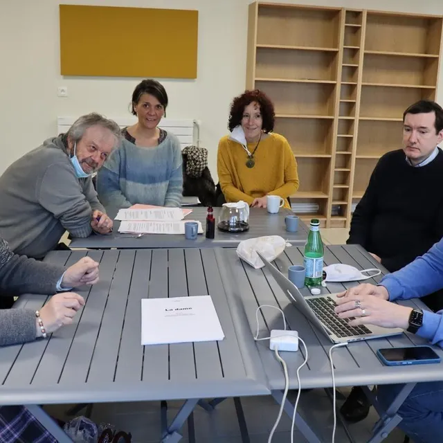 photo un petit groupe d’adhérents de l’association gem et toi de bayeux avec le réalisateur françois bontemps (à droite) et la conteuse marie lemoine (en jaune, au centre), en train de plancher sur le scénario du film en janvier 2022.  ©  archives ouest-france