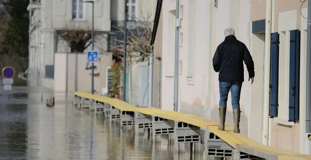 photo  les bords de loire débordent aux ponts-de-cé (maine-et-loire), ce 17 février 2026.  &copy;  simon torlotin / ouest-france 