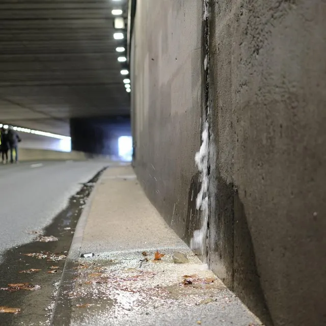 Des fuites commençaient à apparaître dans les trémies des voies sur berges, à Angers. Ces dernières ont été fermées à la circulation dès lundi 16 février 2026. Simon Torlotin / Ouest-France photo des fuites commençaient à apparaître dans les trémies des voies sur berges, à angers. ces dernières ont été fermées à la circulation dès lundi 16 février 2026. © simon torlotin / ouest-france