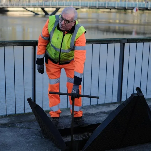 Le niveau de la Maine étant finalement « trop bas » pour les vannes, l’opération a été reportée, probablement au mercredi 18 février 2026. Simon Torlotin / Ouest-France photo le niveau de la maine étant finalement « trop bas » pour les vannes, l’opération a été reportée, probablement au mercredi 18 février 2026. © simon torlotin / ouest-france