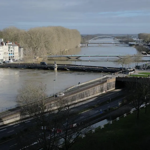 À Angers, le pont de Verdun, au premier plan, sera fermé à la circulation mercredi 18 février 2026, à midi, afin d’éviter que l’ouvrage ne soit « fragilisé ». Simon Torlotin / Ouest-France photo à angers, le pont de verdun, au premier plan, sera fermé à la circulation mercredi 18 février 2026, à midi, afin d’éviter que l’ouvrage ne soit « fragilisé ». © simon torlotin / ouest-france