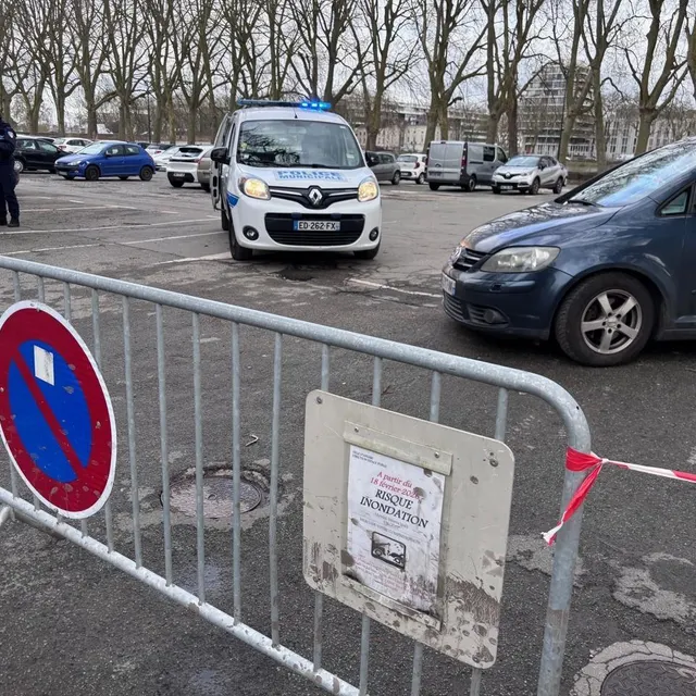 L’accès au parking de la Rochefoucauld est interdit depuis mardi 17 février 2026, 10 h 30, en raison de la crue de la Maine. Ouest-France photo l’accès au parking de la rochefoucauld est interdit depuis mardi 17 février 2026, 10 h 30, en raison de la crue de la maine. © ouest-france