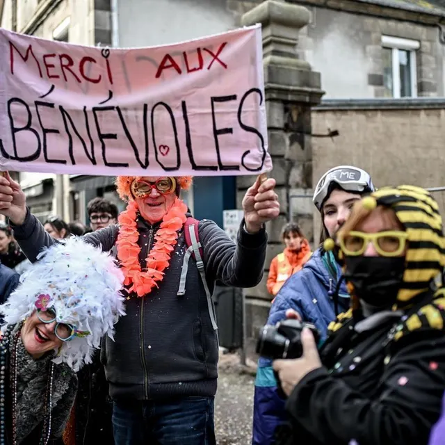 photo et oui ! les bénévoles ont bien mérité un petit hommage pour l’énorme travail accompli depuis si longtemps pour faire de ce carnavl de granville un rendez-vous incontournable.  ©  martin roche / ouest-france