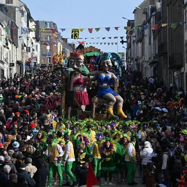 photo la cavalcade humoristique et satirique est partie peu avant 14 h, pour un défilé dans les rues.  ©  martin roche / ouest-france