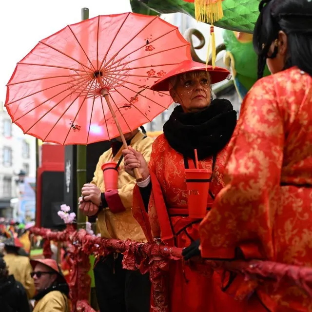photo voyage en chine, avec ce char et ces magnifiques costumes.  ©  martin roche / ouest-france