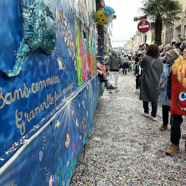 photo « sans commerces granville fait naufrage », peut-on lire sur le char des stupidons. plusieurs chars ont choisi d’évoquer la disparition de commerces en centre-ville, et l’extension du centre e.leclerc en périphérie.  ©  ouest-france