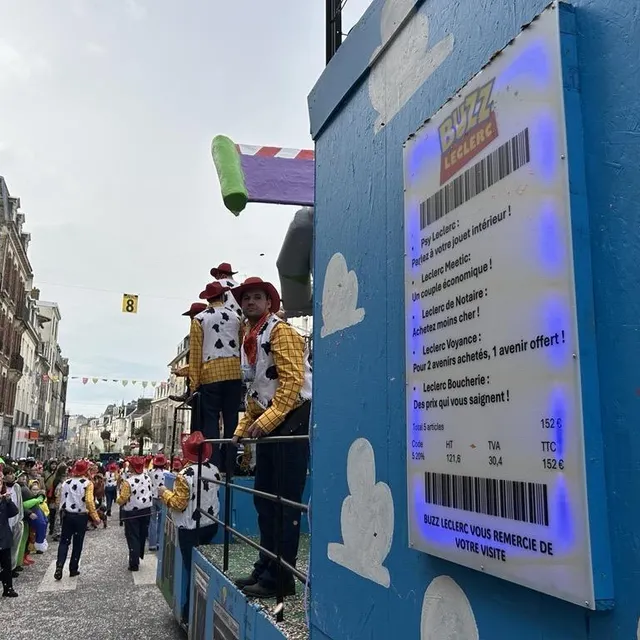 photo sur le char de buzz leclerc, on dit non au profit et aux factures salées.  ©  ouest-france