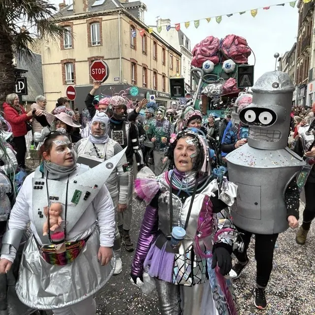 photo l’intelligence artificielle a inspiré le char des trop d’la balle ! « ia, plus de limite à la connerie », peut-on lire sur le char avec un énorme cerveau à son sommet.  ©  ouest-france