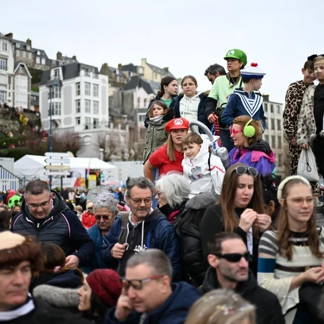 photo la foule attend le jugement du roi carnaval mille gênard 1er, près du port.  ©  martin roche / ouest-france