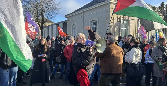 photo  le mans, mardi 17 février 2026. plus de cent manifestants se sont réunis devant le commissariat pour défendre les cinq militants.  &copy;  le maine libre 