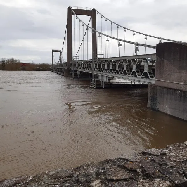 À Saint-Florent-le-Vieil, les eaux ont presque rattrapé le pont. Ouest-France photo à saint-florent-le-vieil, les eaux ont presque rattrapé le pont. © ouest-france
