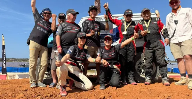photo  le team sugawara lors de l’africa eco race, que l’équipe a terminé avec toutes ses voitures.  &copy;  team sugawara 
