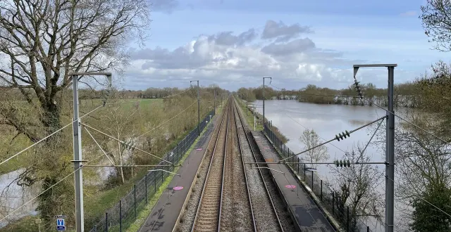 photo  la digue sncf, ici à hauteur de varades (loireauxence) est fragilisée. pour la préserver, de nombreux trains ne circuleront pas ces mercredi 18 et jeudi 19 février 2026.  &copy;  ouest-france 