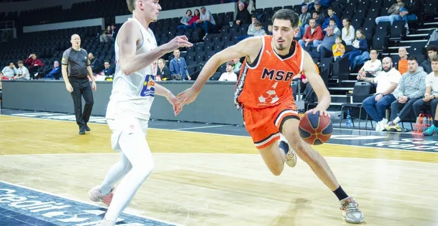photo  david simonovic (ici face à nils lobry-pathouot) a joué un rôle prépondérant dans la victoire du msb face à cholet basket (17 points, 17 rebonds).  &copy;  dominique breugnot/ouest-france 