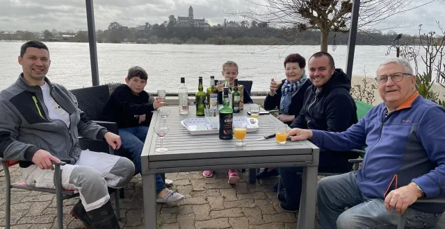 photo  chez henri et monique, à varades, on trinque à la loire, qui pour le moment n’a pas occasionné de trop gros dégâts dans le secteur.  &copy;  ouest-france 