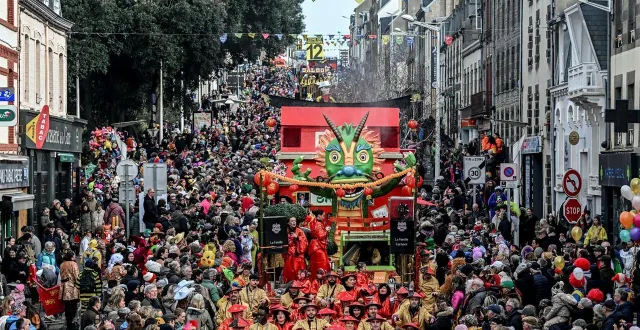 photo  la cavalcade humoristique et satirique s’est faite sous le soleil, mardi 17 février 2026. environ 120 000 personnes ont participé à cette 152e édition.  &copy;  martin roche 