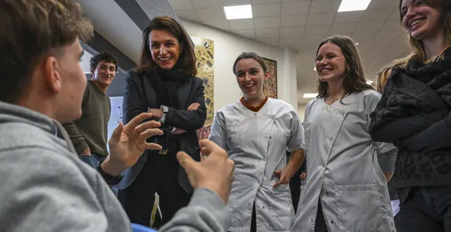 photo  christelle morançais a échangé avec des étudiants en soins infirmiers.  &copy;  le maine libre – denis lambert 