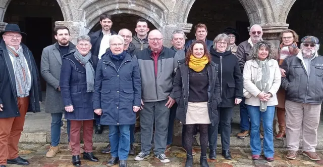 photo  au premier rang : derouet christian, tête de liste, véraquin agathe, aunai marie-claire, maissin joseph, fourré vanessa, besnard véronique, pick stéphanie et lautour françois. au deuxième rang : labé benoît, lefoyer david, pellerin rémi, pottier samuel, coquio jean-claude, bouchard natacha, lesellier pascale, durand alain et guérin jacqueline.  &copy;  ouest-france 