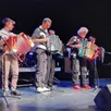 photo plusieurs accordéonistes ensemble sur la scène.