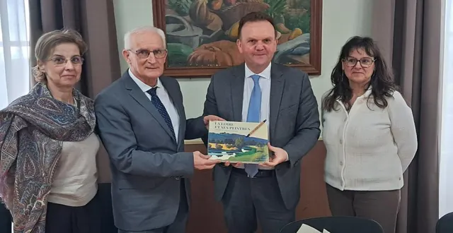 photo  andré martin, maire d’orée-d’anjou, remet un livre sur la loire et ses peintres à lilian balaj, maire de la commune de stei, en roumanie, ici avec sa conjointe (à gauche). à droite, laurence delzenne, présidente du comité de jumelage.  &copy;  ouest-france 