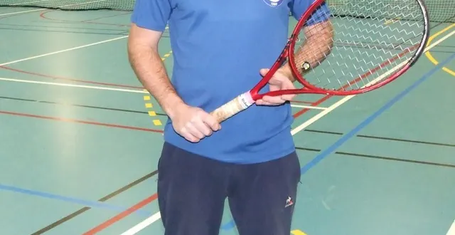 photo  baptiste saussereau s’occupe de l’école du tennis-club.  &copy;  ouest-france 