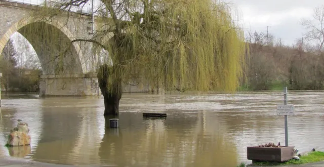 photo  le pont a les pieds dans l’eau et la circulation des voies sur berges réservées aux piétons et deux-roues non motorisés est impossible, la montée des eaux ayant submergé les rives. les bateaux ne sont plus accessibles via le ponton, lui aussi englouti par la sarthe. hier, à cet endroit, aucune restriction de stationnement par des barrières n’était pour le moment en place.  &copy;  ouest-france 